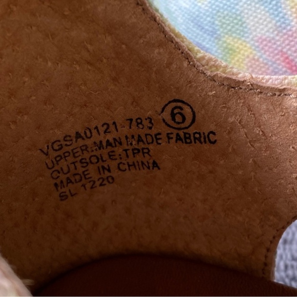 Very G Sandal’s Shoes Women’s Size 6 Flats Blue Yellow Pink Print Back Zip - Picture 4 of 10